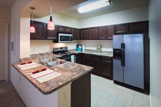 Crown Woods & Village at Crown Woods in Tulsa, OK - Foto de edificio - Building Photo