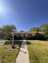 4902 Creek Dr in Harrisburg, PA - Building Photo