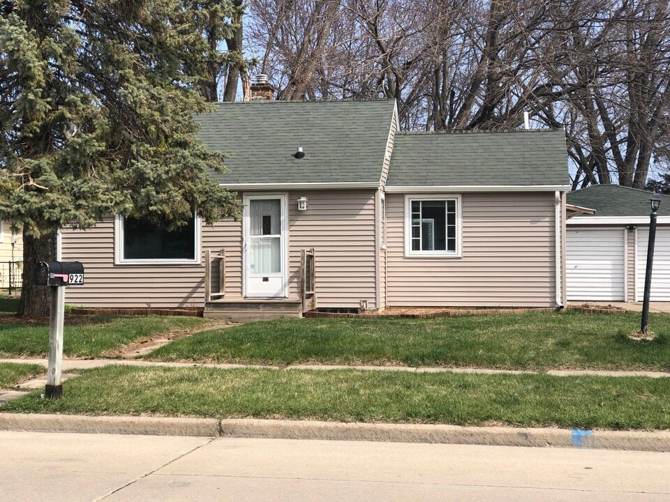 922 W Weiland Ave in Appleton, WI - Building Photo