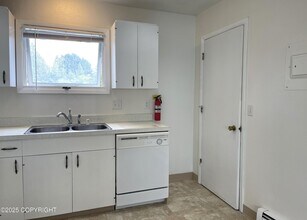 2746 W 42nd Ave in Anchorage, AK - Building Photo - Building Photo