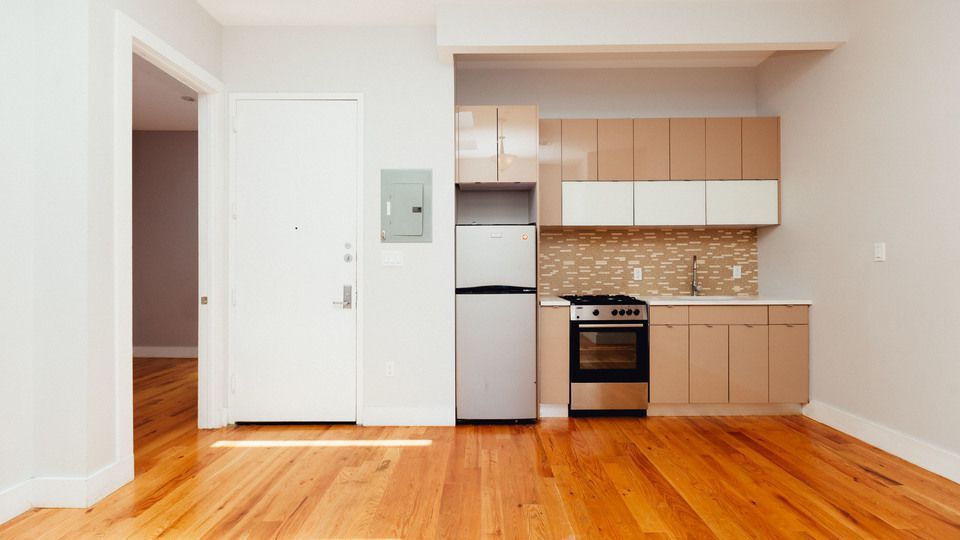 154 Woodward Ave in Queens, NY - Building Photo