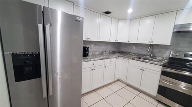 14180 SW 84th St in Miami, FL - Foto de edificio - Building Photo