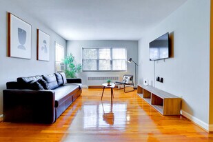 1420 W Abingdon Dr in Alexandria, VA - Building Photo