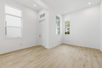 140 SE Via Tirso in Port St. Lucie, FL - Foto de edificio - Building Photo