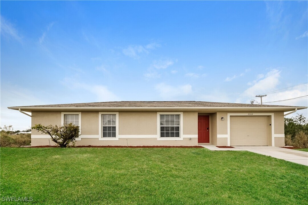 2302 Loraine Ave S in Lehigh Acres, FL - Building Photo