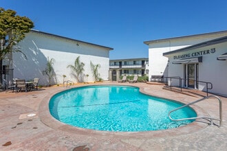Clovis Courtyard Apartments in Clovis, CA - Building Photo - Building Photo