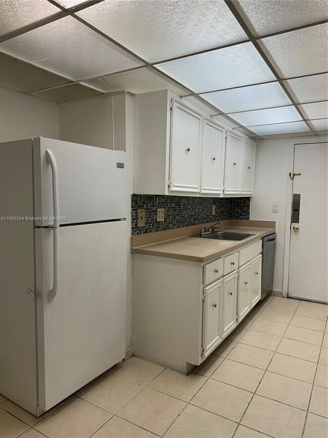 18101 NW 68th Ave in Hialeah, FL - Building Photo - Building Photo