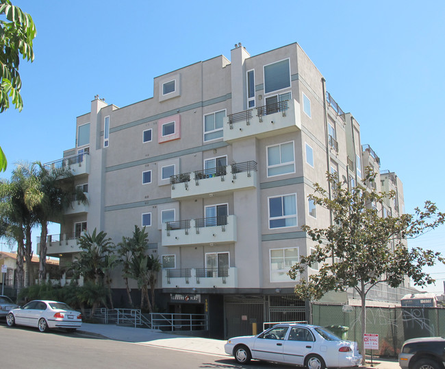 1036 S Serrano Ave in Los Angeles, CA - Foto de edificio - Building Photo