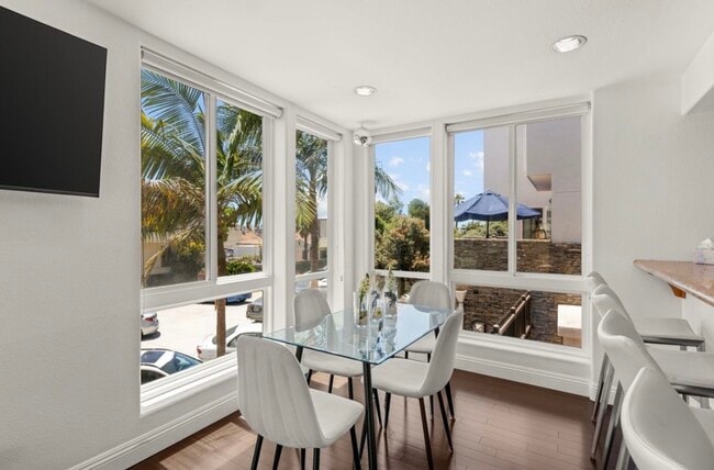 924 Hornblend St in San Diego, CA - Foto de edificio - Building Photo