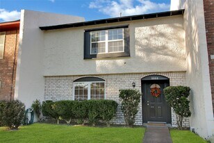 8868 Kempwood Dr in Houston, TX - Building Photo