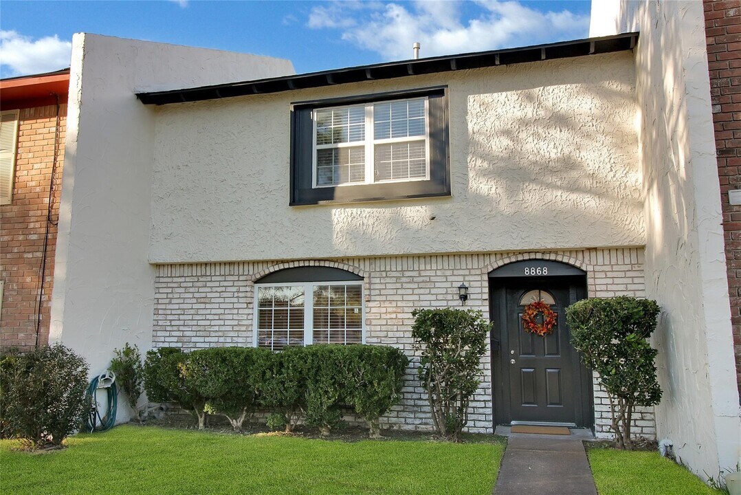 8868 Kempwood Dr in Houston, TX - Building Photo