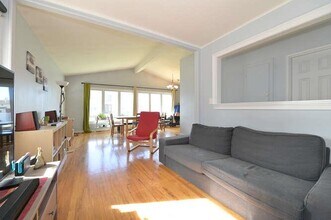 10 Pickwick Dr S in Hicksville, NY - Building Photo - Building Photo