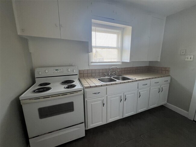 4020 Ursuline St-Unit -Rear in Galveston, TX - Building Photo - Building Photo