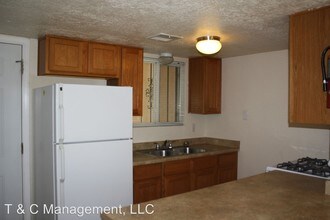 126 Charleston St NE in Albuquerque, NM - Foto de edificio - Building Photo