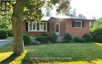 11 Roselyn Ct in Kawartha Lakes, ON - Building Photo