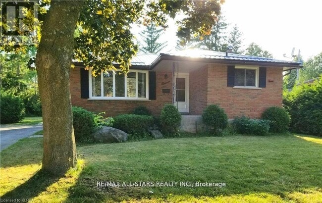 property at 11 Roselyn Ct