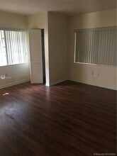 60 Park Dr in Bal Harbour, FL - Foto de edificio - Building Photo