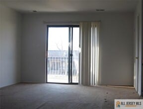 503 N Oaks Blvd in North Brunswick, NJ - Building Photo - Building Photo