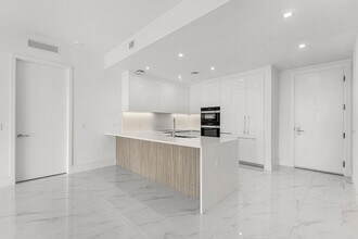 220 Lake Shore Dr, Unit 1015 in Lake Park, FL - Building Photo - Building Photo