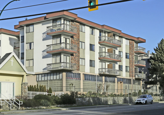 5220 Capitol Dr in Burnaby, BC - Building Photo - Building Photo