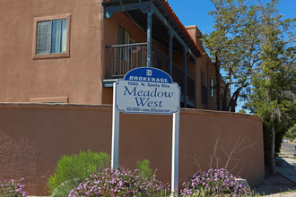 Meadow West Apartments in Tucson, AZ - Foto de edificio - Building Photo