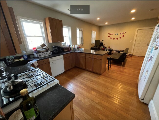 4 Warner St, Unit 1 in Somerville, MA - Building Photo - Building Photo