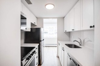 250 St Clair Ave. W. in Toronto, ON - Building Photo - Building Photo