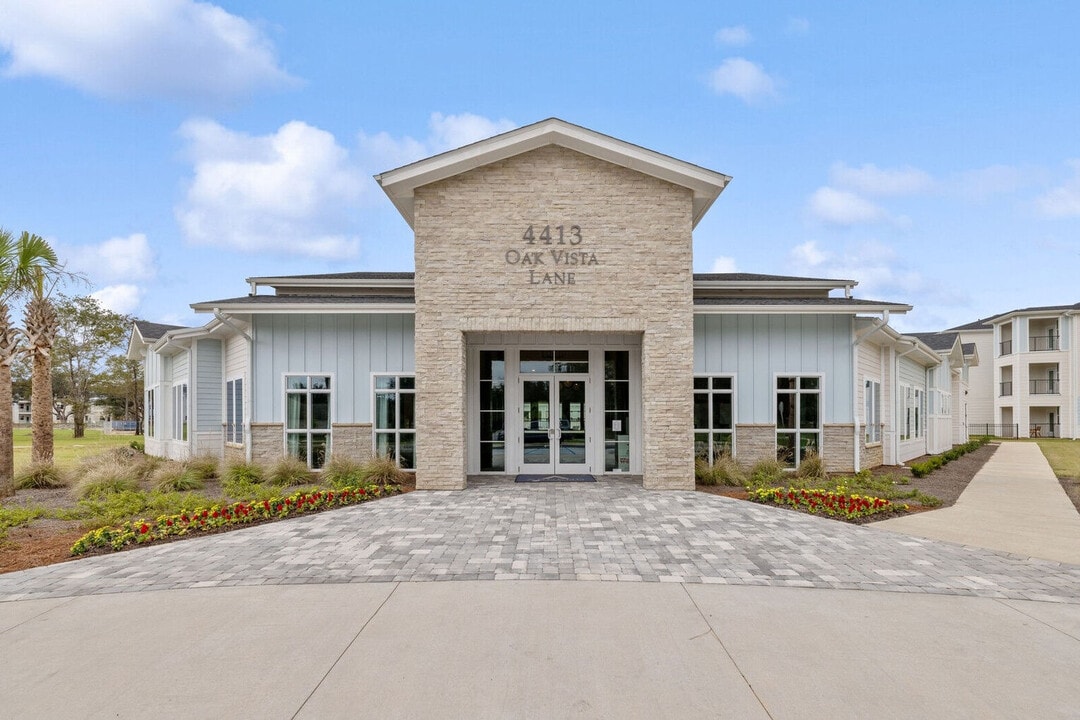 Ascend At Woodlands in Pace, FL - Foto de edificio