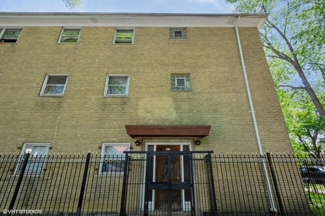 property at 2623 W Arthur Ave