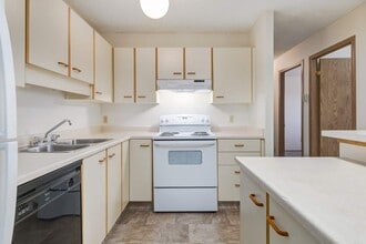 Huntington Court Coachhomes in Edmonton, AB - Building Photo - Building Photo