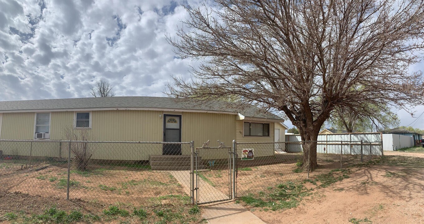 1120 N Oak St in Clovis, NM - Building Photo