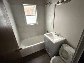 818 N Van Buren St, Unit lower in Green Bay, WI - Building Photo - Building Photo