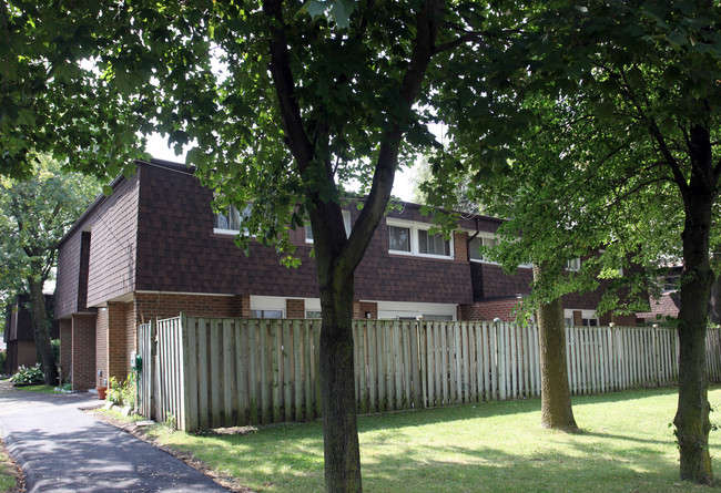 8 Litchfield Ct in Toronto, ON - Building Photo - Building Photo