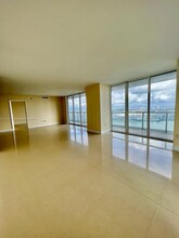 50 Biscayne Blvd in Miami, FL - Building Photo - Building Photo