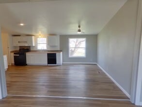 2320 E MacArthur Rd in Wichita, KS - Building Photo - Building Photo