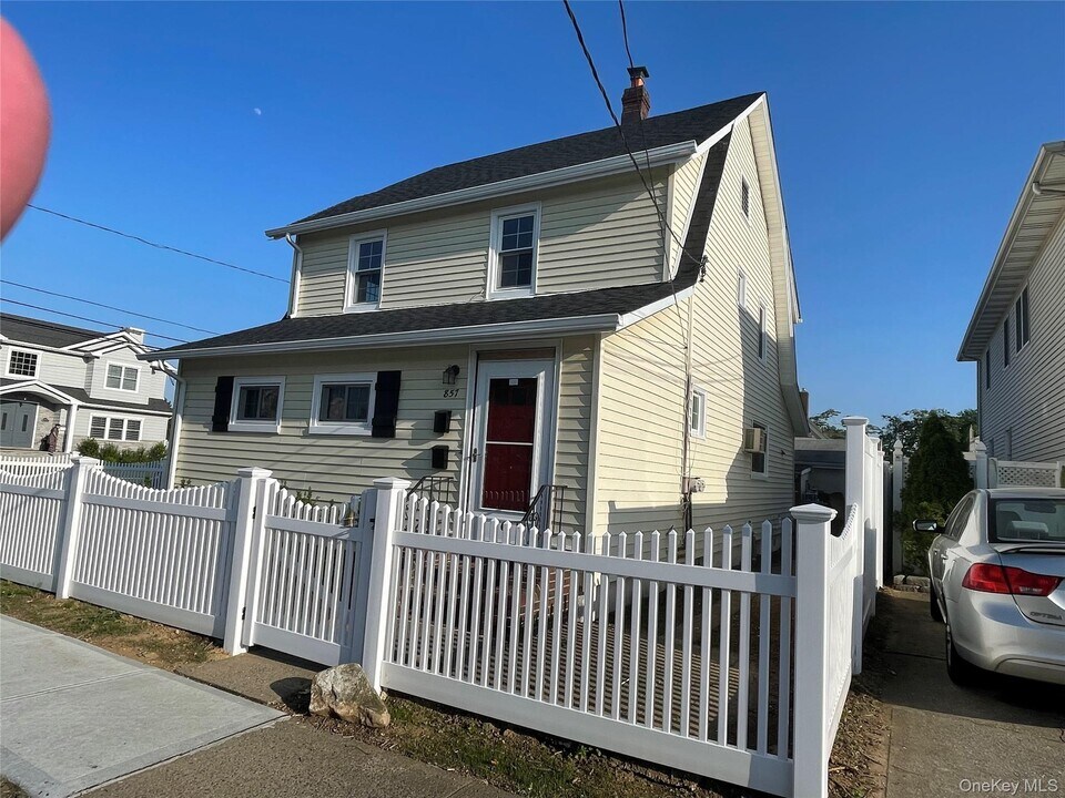 857 Garfield St in Franklin Square, NY - Building Photo
