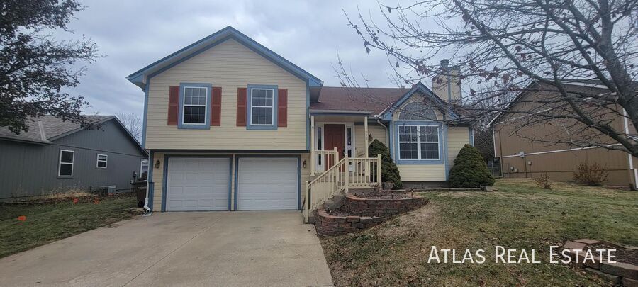 1610 Cove Dr in Raymore, MO - Building Photo