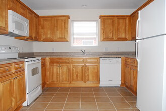 2211 16th Ave, Unit B in Gulfport, MS - Building Photo - Building Photo
