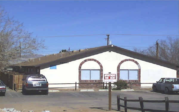 16460 Sequoia Ave in Hesperia, CA - Building Photo - Building Photo