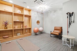 596 W 9th St in Dallas, TX - Foto de edificio - Building Photo