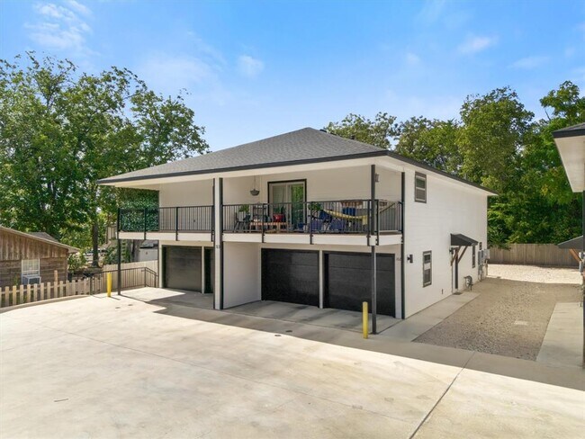 313 Mill St in San Marcos, TX - Foto de edificio - Building Photo