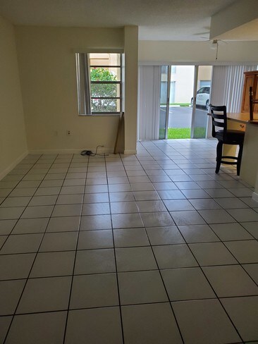9301 SW 4th St, Unit 110 in Miami, FL - Building Photo - Building Photo