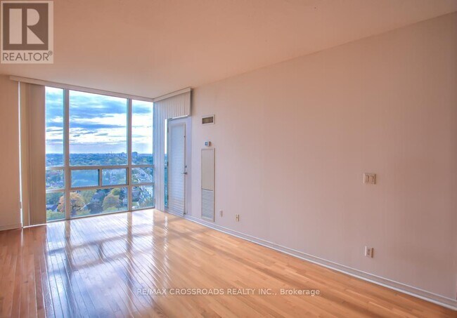 509 Beecroft Rd in Toronto, ON - Building Photo - Building Photo
