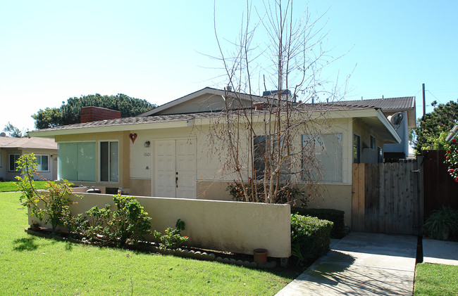 1601-1609 Clay St in Newport Beach, CA - Foto de edificio - Building Photo