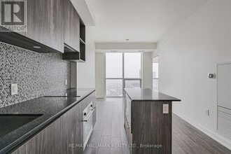 1 Yorkville Ave in Toronto, ON - Building Photo - Building Photo