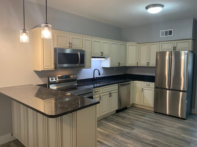2129 Crittenden Dr in Louisville, KY - Building Photo - Building Photo
