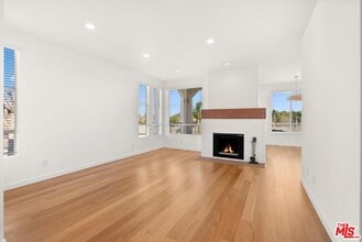 4643 E 4th St in Long Beach, CA - Building Photo - Building Photo