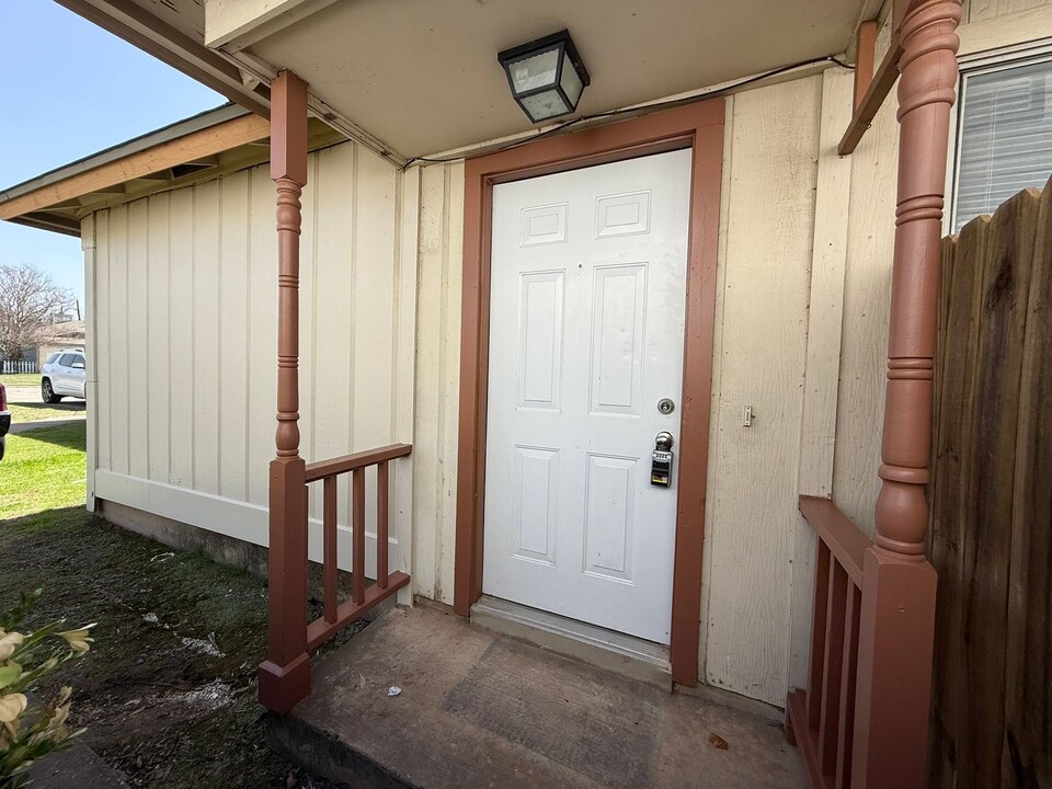 2120-2122 Andover Dr in Round Rock, TX - Building Photo