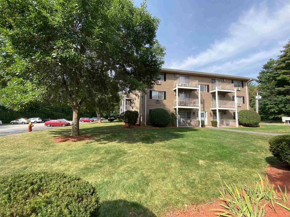 379 Huse Rd in Manchester, NH - Building Photo