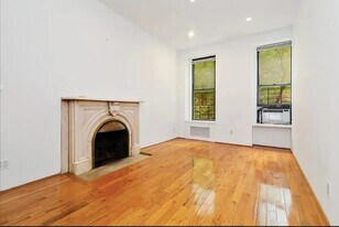 125 E 39th St in New York, NY - Building Photo